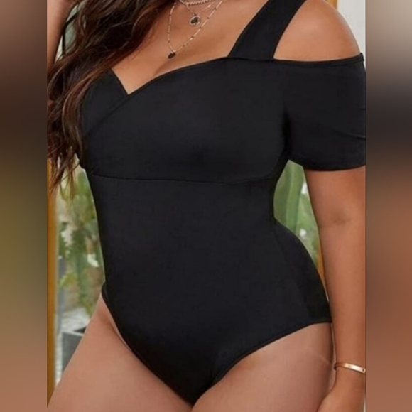 Tops - Black Cold Shoulder Bodysuit 2x NWOT